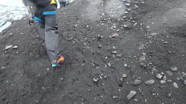 アイスランドの火山性砂礫地を歩く登山者の足元、アイゼンを装着したトレッキング（Iceland Volcanic Gravel Trail Hiking POV）