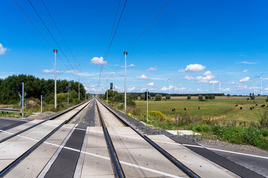 Landstra&szlig;e in der Uckermarck mit einem Bahn&uuml;bergang mit Halbschrankenanlage, Andreaskreuz und Lichtzeichen, Angerm&uuml;nde, Brandenburg, Deutschland