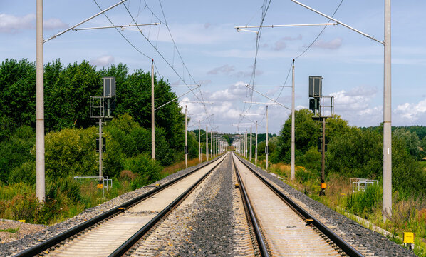 Landstra&szlig;e in der Uckermarck mit einem Bahn&uuml;bergang mit Halbschrankenanlage, Andreaskreuz und Lichtzeichen, Angerm&uuml;nde, Brandenburg, Deutschland