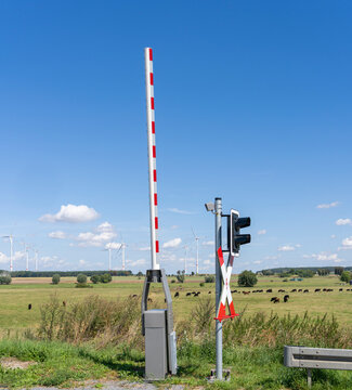 Landstra&szlig;e in der Uckermarck mit einem Bahn&uuml;bergang mit Halbschrankenanlage, Andreaskreuz und Lichtzeichen, Angerm&uuml;nde, Brandenburg, Deutschland