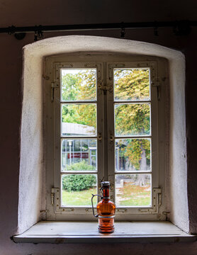 Historisches K&uuml;chefenster mit rustikaler Fensterbank, auf der Keramikbeh&auml;lter und Glasflaschen stehen, R&uuml;dersdorf, Brandenburg, Deutschland