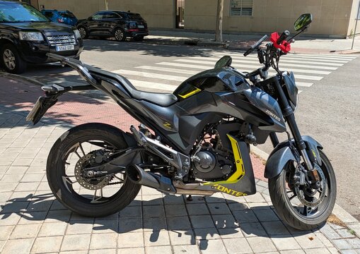 Vista lateral de moto Naked Zontes Z2 ZT-125, estacionada en Madrid, Espa&ntilde;a, 15 de junio de 2026