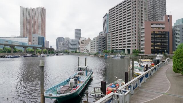 東京湾に浮かぶ船