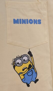 Vista de cerca del estampado de un minion colgado de una cuerda de un bolsillo de una camiseta. Madrid, Espa&ntilde;a, 17 de junio de 2026