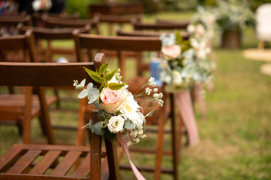 Ramo de flores adornando una silla en una ceremonia al aire libre