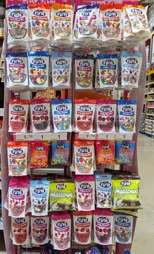 Coloridos paquetes de caramelos Fini, colgados en un expositor de supermercado Supeco de Madrid, Espa&ntilde;a, 17 de junio de 2026