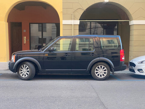 Land Rover Discovery 3 black SUV parked on city street under arches, urban setting, driving, transportation