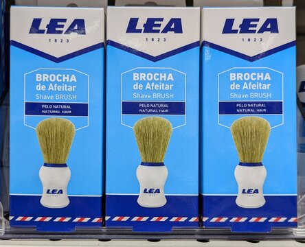 Cajas con brochas de afeitar tradicional con pelo natural y mango de color blanco, marca Lea 1823, en estanter&iacute;a de supermercado Supeco, Madrid, Espa&ntilde;a, 17 de junio de 2026