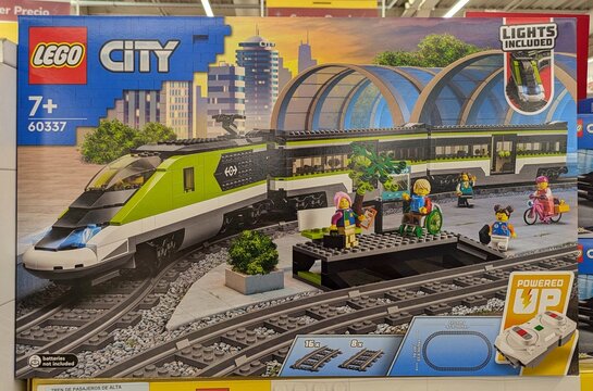 Caja de construcci&oacute;n de Lego City, con un tren de alta velocidad, con v&iacute;as, pasajeros y motor con control remoto, en una tienda Carrefour, Madrid, Espa&ntilde;a, 18 de junio de 2026