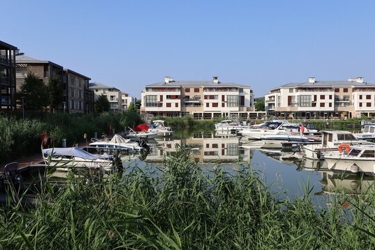 Marina, port de plaisance, ville de l'Isle Adam, d&eacute;partement du Val d'Oise, France