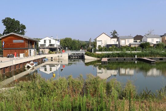 Marina, port de plaisance, ville de l'Isle Adam, d&eacute;partement du Val d'Oise, France