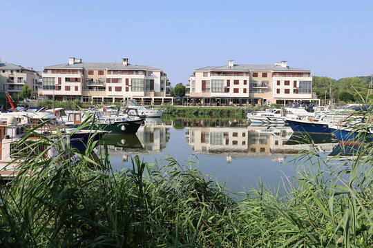 Marina, port de plaisance, ville de l'Isle Adam, d&eacute;partement du Val d'Oise, France