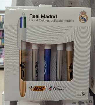 Vista de cerca de una caja de bol&iacute;grafos Bic de 4 colores, producto oficial del club de f&uacute;tbol Real Madrid, en expositor de tienda Carrefour, Madrid, Espa&ntilde;a, 18 de junio de 2026