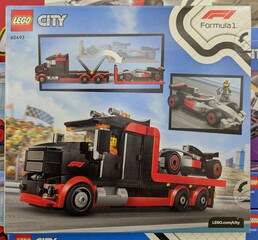 Fototapeta premium Caja de construcción de Lego Fórmula 1, con un camión de transporte de coches de Fórmula 1, en una tienda Carrefour, Madrid, España, 18 de junio de 2026