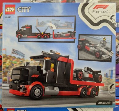 Caja de construcci&oacute;n de Lego F&oacute;rmula 1, con un cami&oacute;n de transporte de coches de F&oacute;rmula 1, en una tienda Carrefour, Madrid, Espa&ntilde;a, 18 de junio de 2026