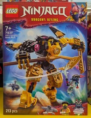 Fototapeta premium Caja de construcción de Lego Ninjago Dragons Rising, Arin's Spinjitzu Battle Mech, en una tienda Carrefour, Madrid, España, 18 de junio de 2026