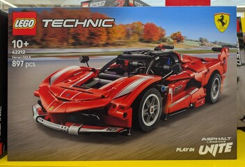 Fototapeta premium Caja con juguete Lego Technic de auto deportivo Ferrari FXX K en una tienda Carrefour, Madrid, España, 18 de junio de 2026
