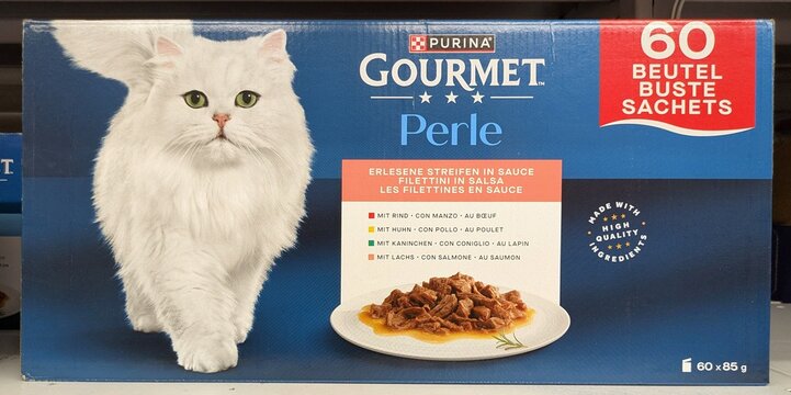 Paquete de envases de comida para gatos Purina Gourmet Perle, filettini en salsa de varios sabores, en estante de supermercado Carrefour en Madrid, Espa&ntilde;a, 18 de junio de 2026