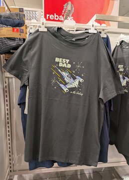 Camiseta de manga corta del universo Star Wars, con Grogu (Baby Yoda) y The Mandalorian en una nave espacial, y el texto Best Dad in the Galaxy. Tienda Kiabi de Madrid, Espa&ntilde;a, 19 de junio de 2026