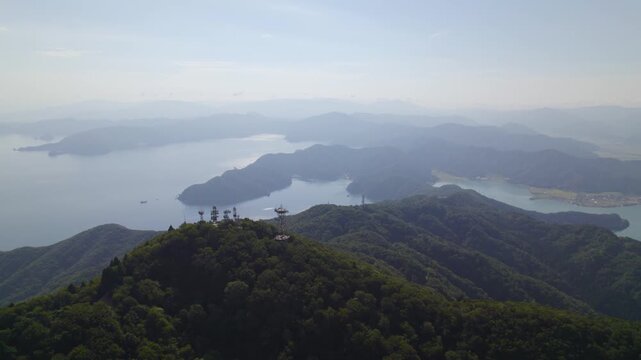 久須夜ヶ岳山頂付近を左移動する若狭湾の空撮 Aerial tracking left view
