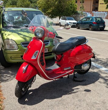 Vista lateral de moto scooter Vespa GTS Super 125, estacionada en Madrid, Espa&ntilde;a, 19 de junio de 2026