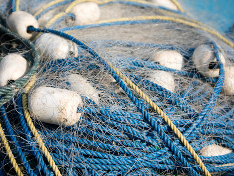 traditional fishing gear for catching fish, in the form of a round net and used by spreading or throwing it into the water