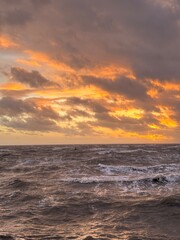 Obraz premium Stürmische See bei Sonnenuntergang 