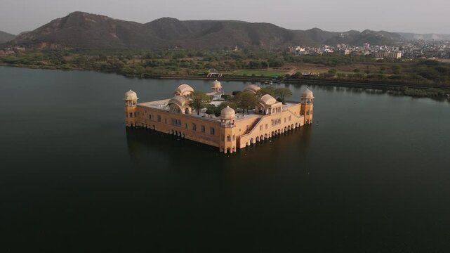 Aerial view of jal mahal water palace on man sagar lake in jaipur, india with aravalli hills in the background