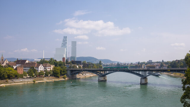 B&acirc;le est une ville de Suisse travers&eacute;e par le Rhin et chef-lieu du canton de B&acirc;le-Ville
