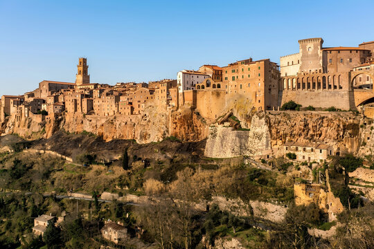 イタリアの田舎町。ピティリアーノの町の外観