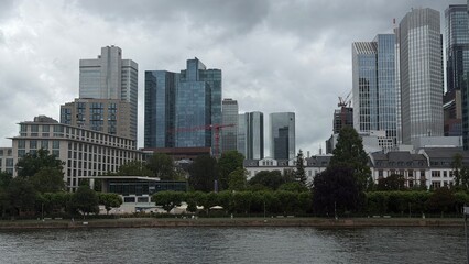 Obraz premium Framed view of the Frankfurt modern skyline and financial district