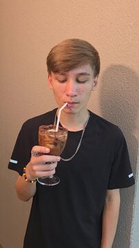 garoto tomando shake de chocolate com sorvete 