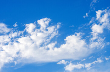 Obraz premium White clouds in blue sky