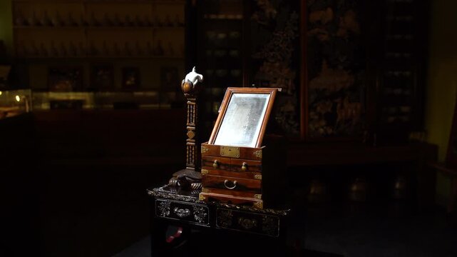 전통 경대 경대 화장대 거울 목공예 고가구 가구 거울함 서랍장 장석 목재 나무 안방 좌식 촛대 등잔대 자개장 자개 자개함 박물관 전통문화 한국 골동품 민속품 고미술