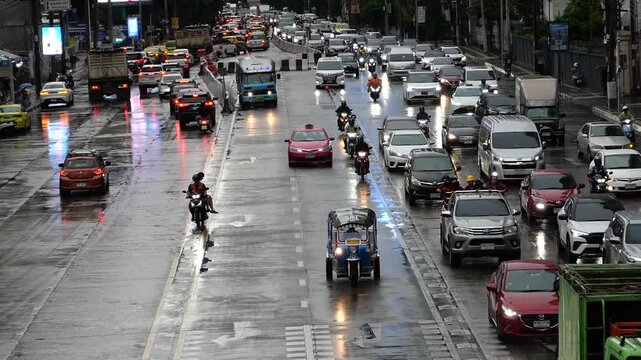 Traffic in rain 