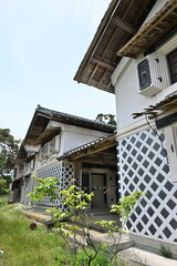 二宮家バラ園に咲くバラと蔵の建物（新潟県聖籠町） © UI_forever