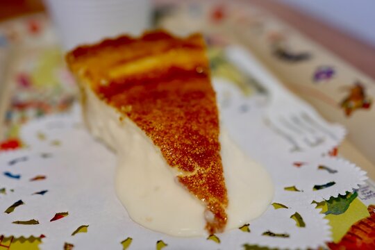 とろけるチーズケーキ。濃厚なクリームチーズとスポンジの層。