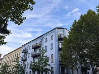 Grüne Straßenbäume und Altbaufassaden im Viertel Prenzlauer Berg, Pankow, Berlin, Germany © finecki