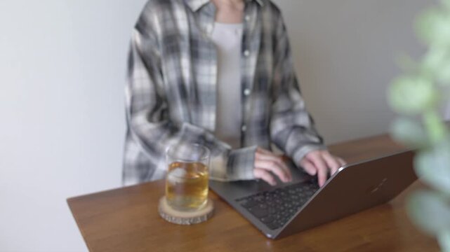 部屋の中でノートパソコンをしている女性