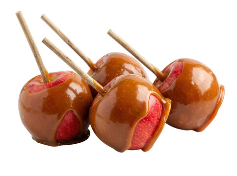 Tres manzanas de caramelo brillantes y frescas con palitos de madera, dispuestas sobre un fondo blanco puro, destacando su cobertura dulce, brillante y textura crujiente para postres festivos.