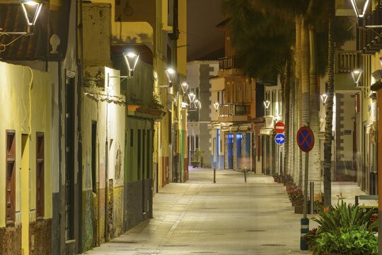 Night view of Calle Mequinez, one of the most atmospheric streets in the old fishing and harbour district of La Ranilla, Puerto de la Cruz, Tenerife, Canary Islands, Spain