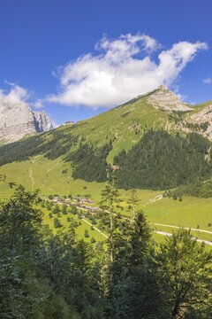 The Eng-Alm seen from the path to the Bins-Alm, Eng-Alm, Karwendel Mountains, Tyrol, Austria