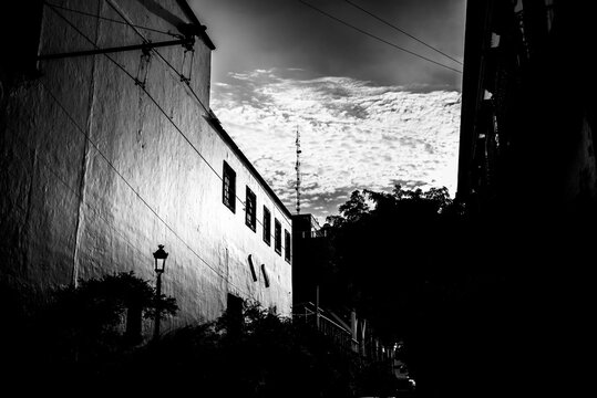 arquitectura, callej&oacute;n, calle, ciudad, urbano, paisaje urbano, Guadalajara, Jalisco, M&eacute;xico, centro hist&oacute;rico, edificio hist&oacute;rico, patrimonio, patrimonio cultural, arquitectura colonial, fachada, muro