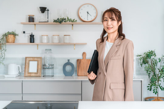 住宅展示場,モデルルームで住まいの提案をする数宅メーカーの女性営業スタッフ