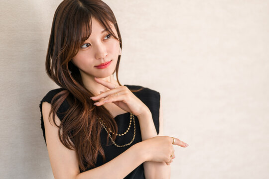 黒い衣装とジュエリーを身につけた女性のエレガントなファッションポートレート