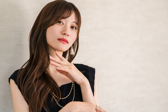 黒い衣装とジュエリーを身につけた女性のエレガントなファッションポートレート