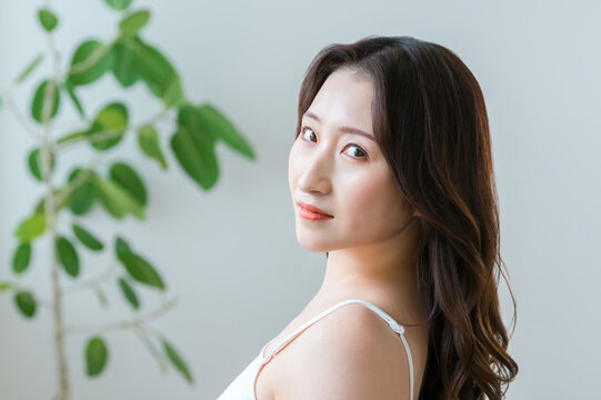 振り返るロングヘアの女性,美肌と美髪のビューティーイメージ