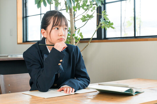 Middle school, high school, and elementary school girls studying at home, doing homework, and studying in the living room.
