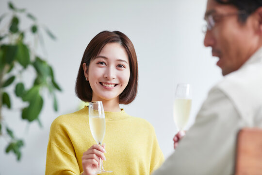 お酒を呑みながら食事をする女性と男性