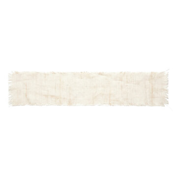Um caminho de mesa retangular feito de tecido de linho bege claro com bordas desfiadas r&uacute;sticas, isolado em um fundo branco puro, ideal para decora&ccedil;&atilde;o de interiores e apresenta&ccedil;&otilde;es de mesa posta.